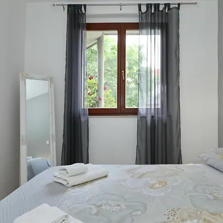 Apartment And Room Mare